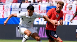 Novozélandský stredopoliar Marko Stamenič (8) a anglický útočník Harry Kane.