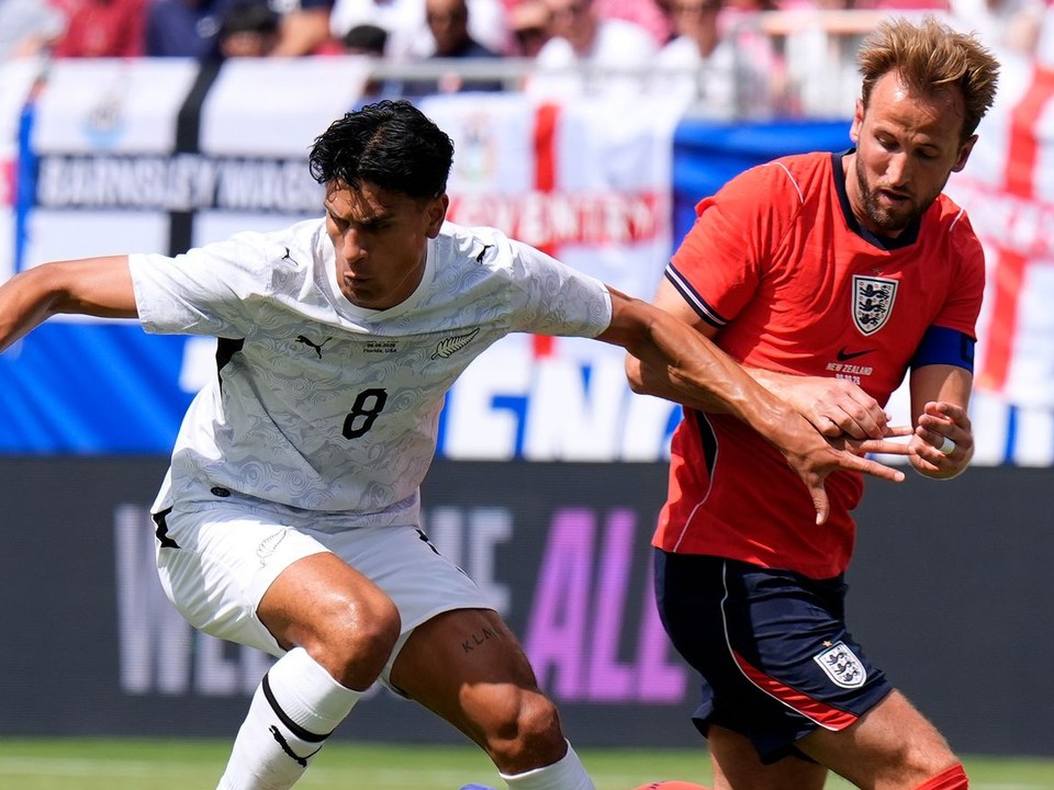 Novozélandský stredopoliar Marko Stamenič (8) a anglický útočník Harry Kane.