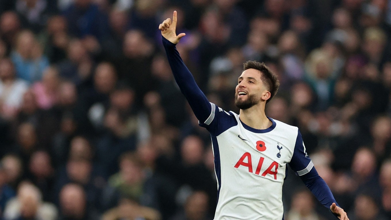 Rodrigo Bentancur v drese Tottenham Hotspur.