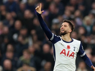 Rodrigo Bentancur v drese Tottenham Hotspur.