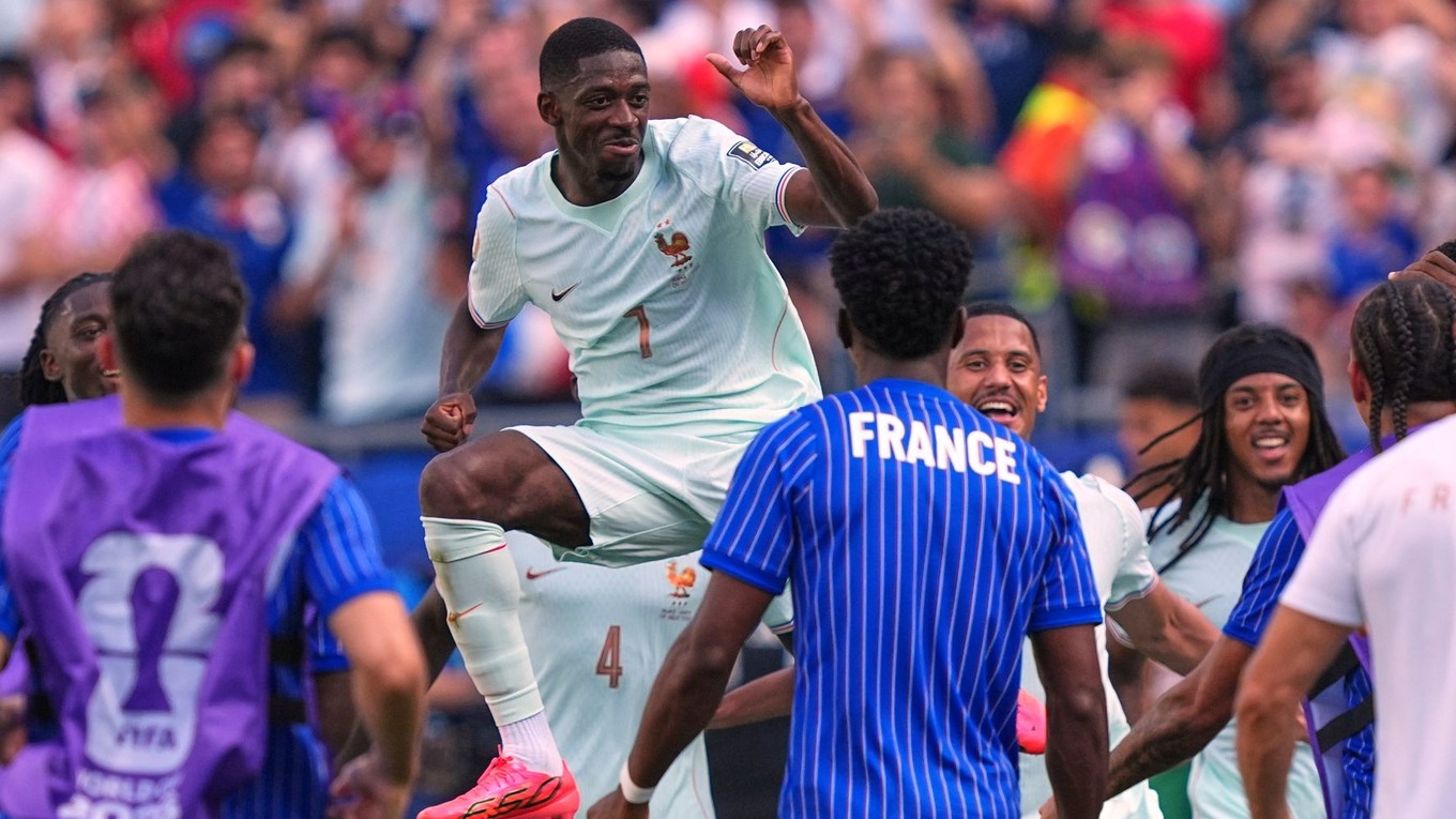 Francúzsky hráč Ousmane Dembele (7) oslavuje,