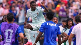 Francúzsky hráč Ousmane Dembele (7) oslavuje,