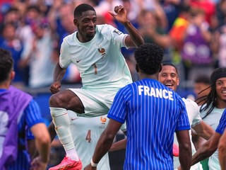 Francúzsky hráč Ousmane Dembele (7) oslavuje,
