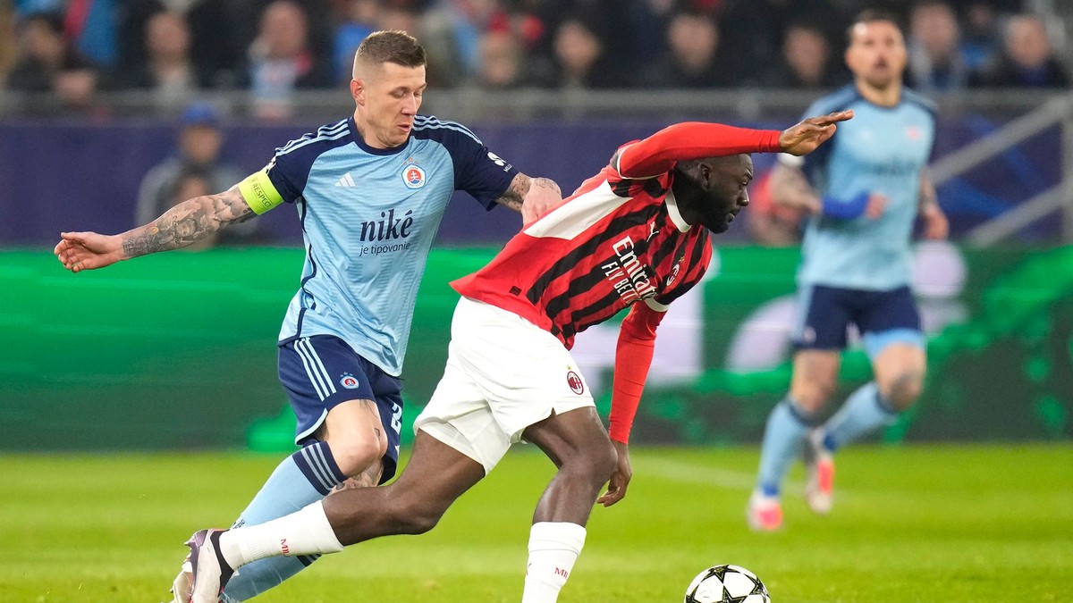 Zľava Juraj Kucka a Youssouf Fofana v zápase Ligy majstrov Slovan Bratislava - AC Miláno.