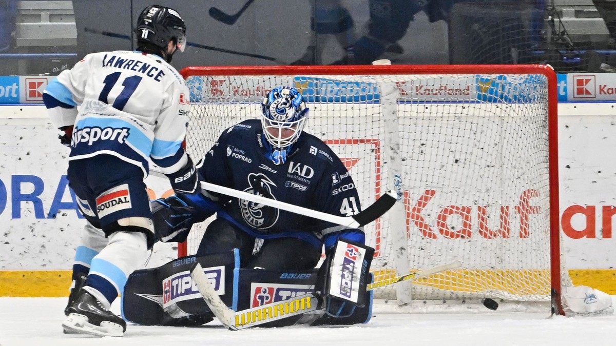Na snímke hráč Nitry Joshua Lawrence a prekonaný brankár Popradu Tyler Parks počas štvrtého zápasu semifinále play off hokejovej Tipsport ligy.