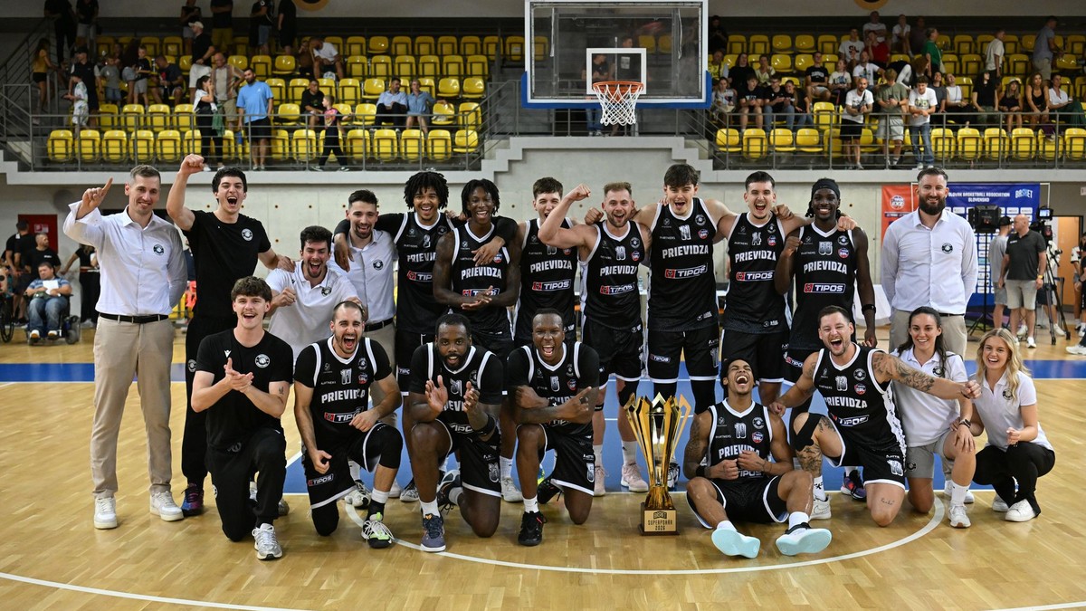 Na snímke tím Prievidze s víťazným pohárom po zápase basketbalového SUPERpohára 2026.