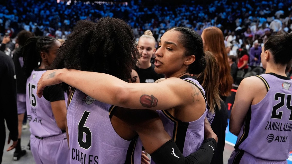 Basketbalistky Golden State Valkyries oslavujú víťazstvo vo 4. zápase finále WNBA.