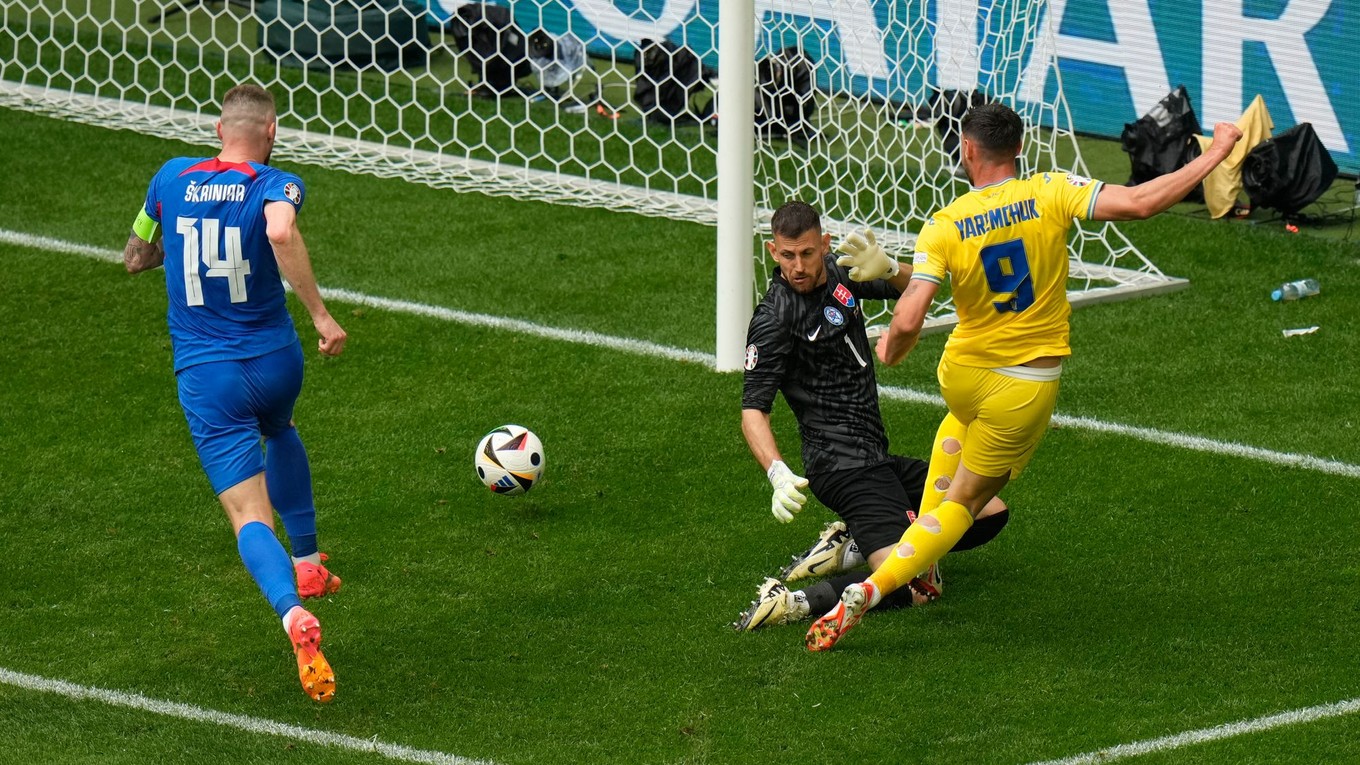 Ukrajinský útočník Roman Jaremčuk strieľa gól v zápase proti Slovensku na EURO 2024.