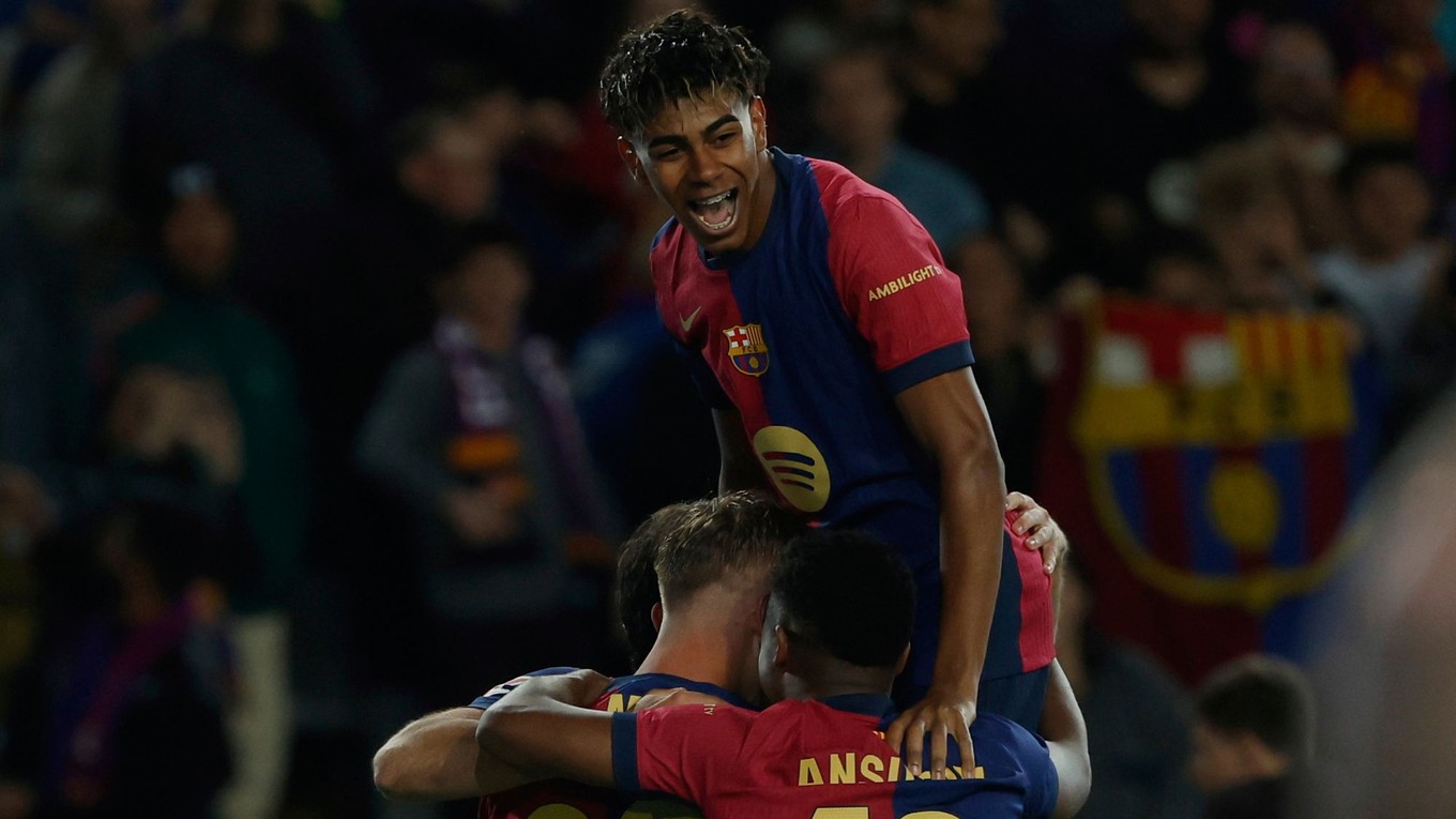 Lamine Yamal (hore) a jeho spoluhráč Dani Olmo (vľavo) sa radujú z gólu