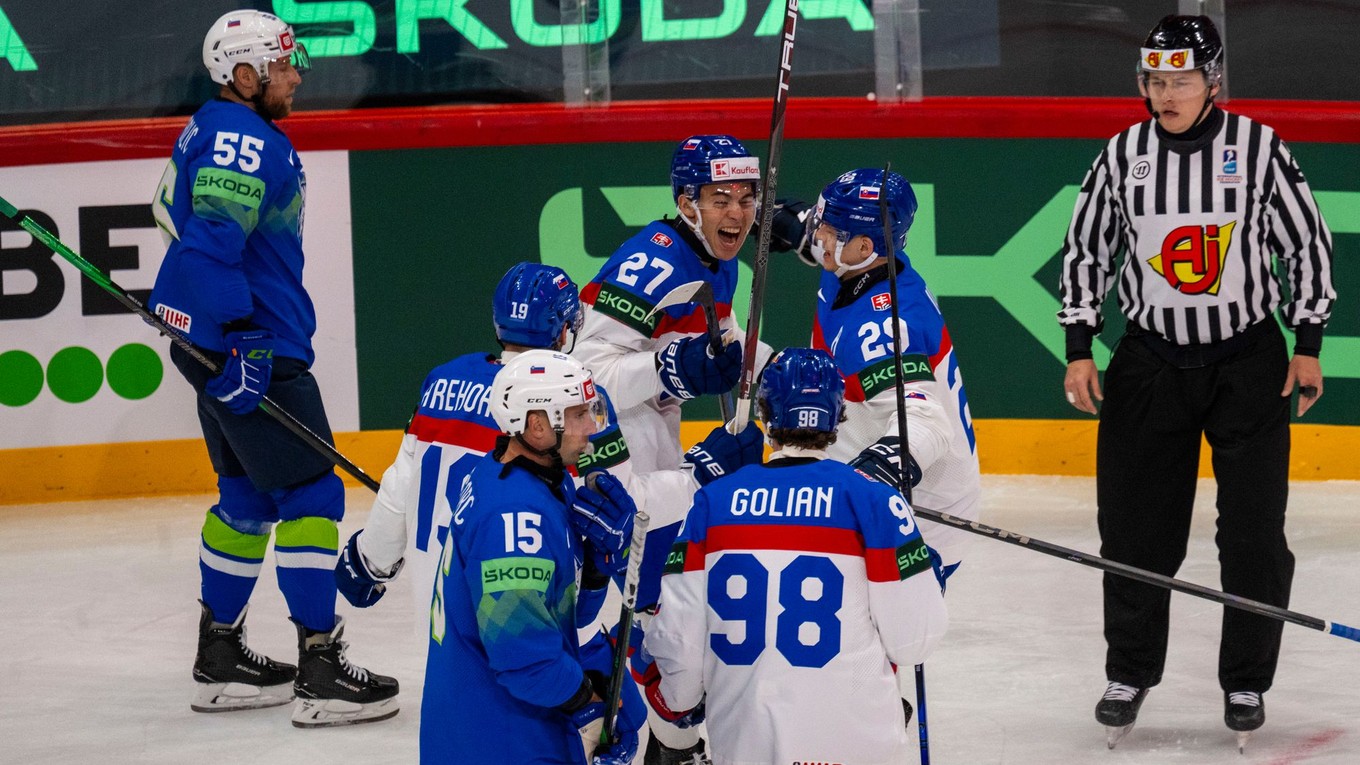 Hráči Slovenska sa radujú z gólu v zápase základnej A- skupiny Slovensko - Slovinsko na MS v hokeji 2025. 