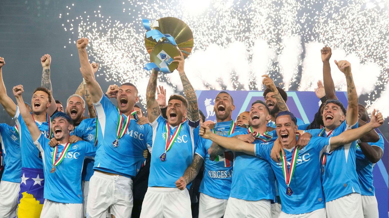 Hráči Neapolu oslavujú s majstrovskou trofejou