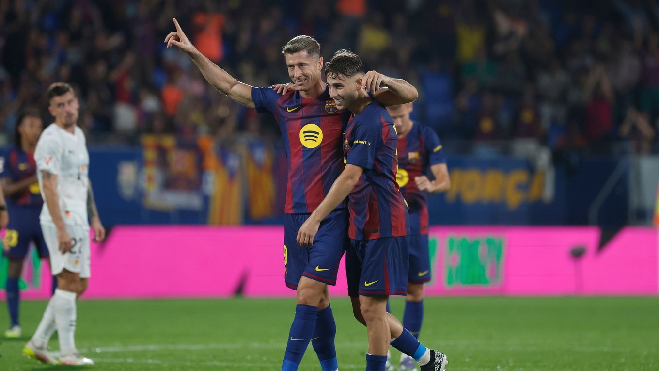 Robert Lewandowski a Marc Casado oslavujú gól