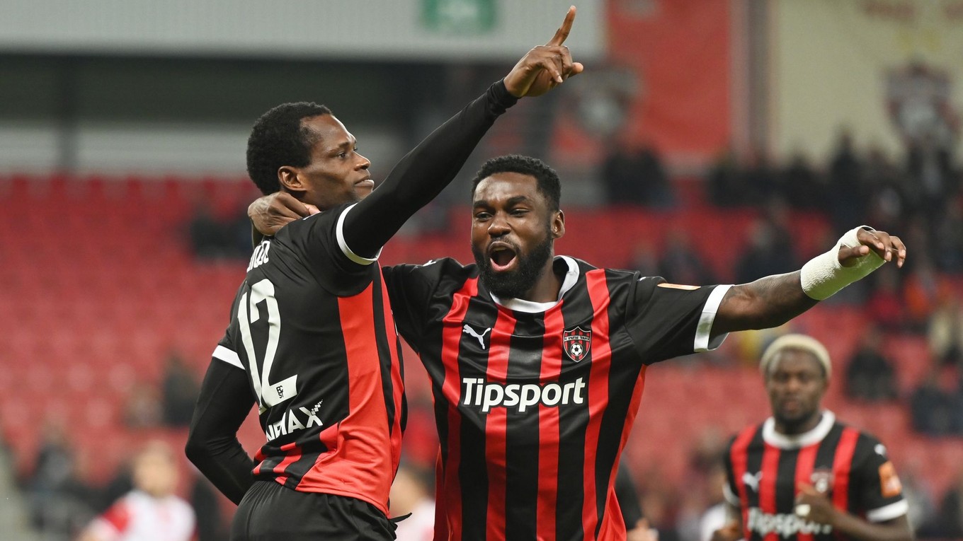 Abdulrahman Taiwo (vľavo) sa teší z gólu.