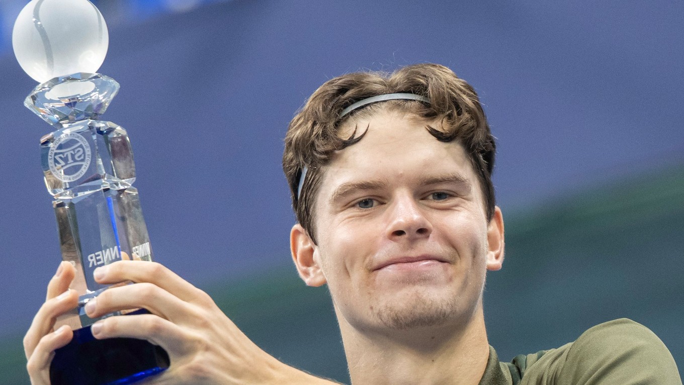 Belgický tenista Alexander Blockx pózuje s trofejou.