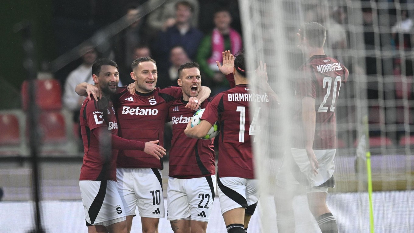 Lukáš Haraslín (v strede) oslavuje gól so spoluhráčmi