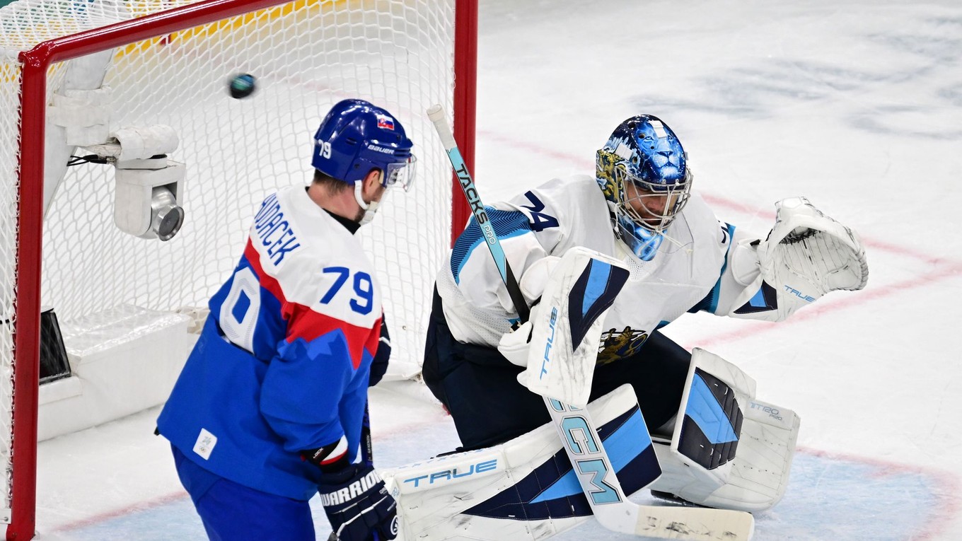 Fínsky brankár Saros Juuse (vpravo) inkasuje gól v zápase Slovensko - Fínsko na ZOH 2026.