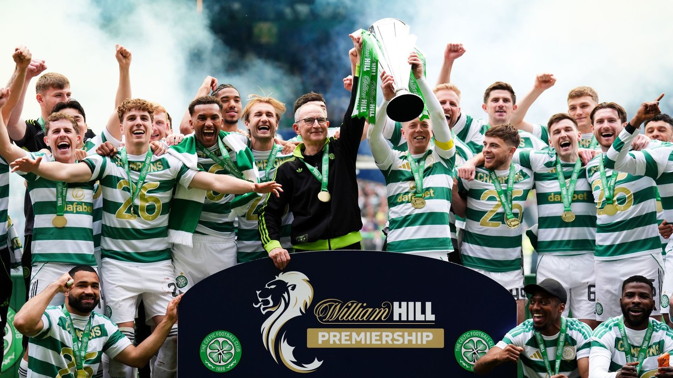 Martin O'Neill a Callum McGregor držia trofej pre víťaza škotskej ligy. 