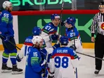 Hráči Slovenska sa radujú z gólu v zápase základnej A- skupiny Slovensko - Slovinsko na MS v hokeji 2025. 
