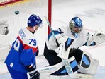 Fínsky brankár Saros Juuse (vpravo) inkasuje gól v zápase Slovensko - Fínsko na ZOH 2026.