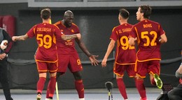 Futbalista AS Rím Romelu Lukaku (druhý zľava) sa so spoluhráčmi teší z gólu.