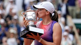 Iga Swiateková pózuje s trofejou po víťazstve vo finále Roland Garros 2024
