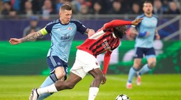 Zľava Juraj Kucka a Youssouf Fofana v zápase Ligy majstrov Slovan Bratislava - AC Miláno.