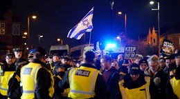 Priaznivcov Izraela odvádzajú spred štadióna Villa Park pred zápasom Európskej ligy vo futbale medzi tímami Aston Villa a Maccabi Tel Aviv v Birminghame.