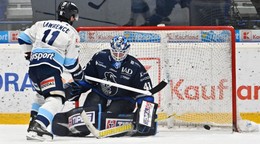 Na snímke hráč Nitry Joshua Lawrence a prekonaný brankár Popradu Tyler Parks počas štvrtého zápasu semifinále play off hokejovej Tipsport ligy.