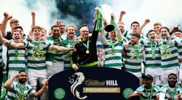 Martin O'Neill a Callum McGregor držia trofej pre víťaza škotskej ligy. 