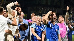 Na snímke hráč ŠK Slovan Bratislava a strelec víťazného gólu Cristian Martínez (uprostred) a generálny riaditeľ ŠK Slovan Bratislava Ivan Kmotrík ml. sa tešia spolu s ďalšími z víťazstva po odvetnom stretnutí play off Ligy majstrov vo futbale NK Celje - ŠK Slovan Bratislava.