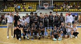 Na snímke tím Prievidze s víťazným pohárom po zápase basketbalového SUPERpohára 2026.