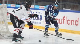 Zľava Samuel Fereta (Banská Bystrica) a Michal Krištof (HK Nitra)