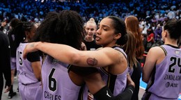 Basketbalistky Golden State Valkyries oslavujú víťazstvo vo 4. zápase finále WNBA.