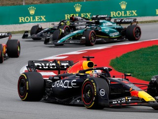 Max Verstappen (vpredu) počas Veľkej ceny Španielska na okruhu v Barcelone. 