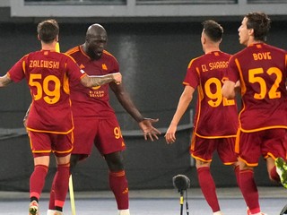 Futbalista AS Rím Romelu Lukaku (druhý zľava) sa so spoluhráčmi teší z gólu.