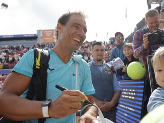 Španielsky tenista Rafael Nadal rozdáva podpisy na turnaji vo švédskom Bastade.