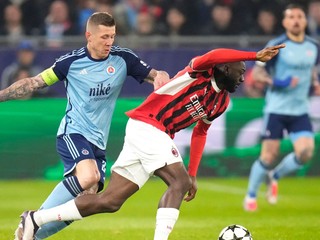 Zľava Juraj Kucka a Youssouf Fofana v zápase Ligy majstrov Slovan Bratislava - AC Miláno.