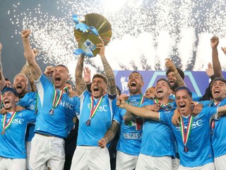 Hráči Neapolu oslavujú s majstrovskou trofejou