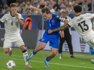 Na snímke uprostred hráč Slovenska Leo Sauer, vľavo hráč Nemecka Joshua Kimich a vpravo hráč Nemecka Nnamdi Collins v úvodnom kvalifikačnom zápase na MS 2026.