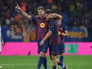 Robert Lewandowski a Marc Casado oslavujú gól