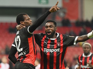 Abdulrahman Taiwo (vľavo) sa teší z gólu.