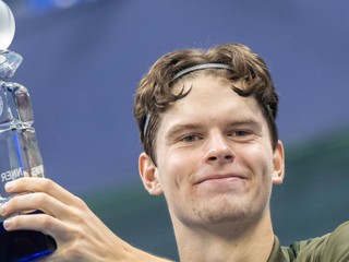 Belgický tenista Alexander Blockx pózuje s trofejou.