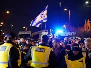 Priaznivcov Izraela odvádzajú spred štadióna Villa Park pred zápasom Európskej ligy vo futbale medzi tímami Aston Villa a Maccabi Tel Aviv v Birminghame.
