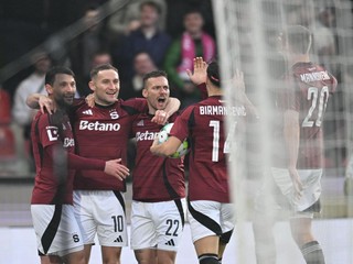 Lukáš Haraslín (v strede) oslavuje gól so spoluhráčmi