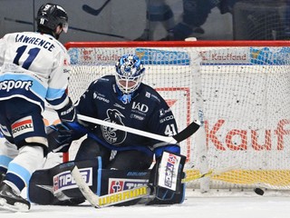 Na snímke hráč Nitry Joshua Lawrence a prekonaný brankár Popradu Tyler Parks počas štvrtého zápasu semifinále play off hokejovej Tipsport ligy.