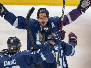 Na snímke hokejisti Slovana zľava Samuel Takáč, strelec gólu Sena Acolatse a Patrik Bačík sa radujú z gólu.
