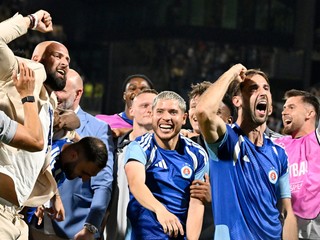 Na snímke hráč ŠK Slovan Bratislava a strelec víťazného gólu Cristian Martínez (uprostred) a generálny riaditeľ ŠK Slovan Bratislava Ivan Kmotrík ml. sa tešia spolu s ďalšími z víťazstva po odvetnom stretnutí play off Ligy majstrov vo futbale NK Celje - ŠK Slovan Bratislava.