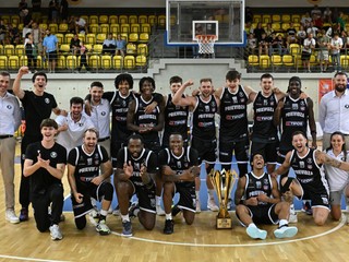 Na snímke tím Prievidze s víťazným pohárom po zápase basketbalového SUPERpohára 2026.