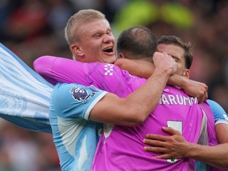 Erling Haaland a brankár Gianluigi Donnarumma oslavujú víťazstvo nad Manchestrom United.