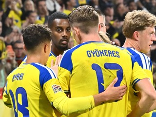 Alexander Isak oslavuje gól so spoluhráčmi.